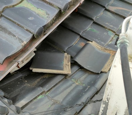 瓦が剥がれている　平瓦